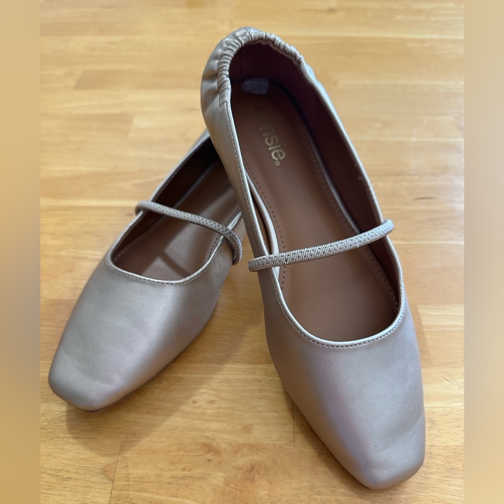 Gold Kensie Ballet Flats. Size 8. ❣️